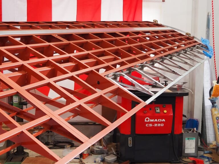 川﨑 三式戦闘機 キ61 飛燕 実物大展示模型|ドレミコレクションが復元中の「三式戦闘機・飛燕」が鋲打式/安全祈願祭を開催!