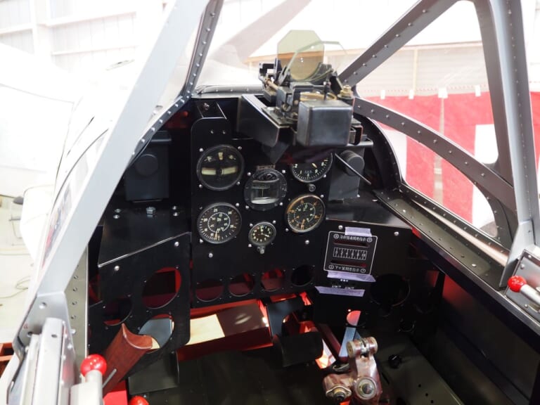 川﨑 三式戦闘機 キ61 飛燕 実物大展示模型|ドレミコレクションが復元中の「三式戦闘機・飛燕」が鋲打式/安全祈願祭を開催!