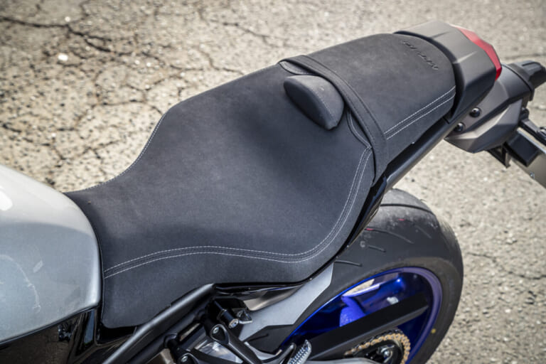 ヤマハMT-10SP ABS|シート|ヤマハMT-10SP ABS試乗インプレッション【強心臓が手中に。究極の電子制御】