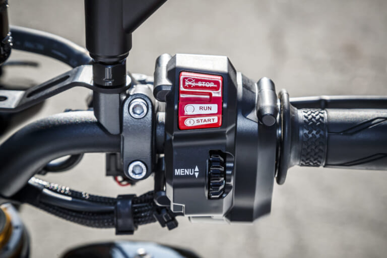 ヤマハMT-10SP ABS|右スイッチボックス|ヤマハMT-10SP ABS試乗インプレッション【強心臓が手中に。究極の電子制御】