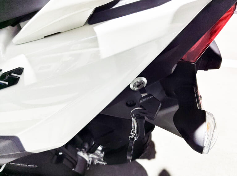 アヴェニス125 給油口のキー|【新車バイク4台 モニターレポート】スズキ・アヴェニス125編:その1