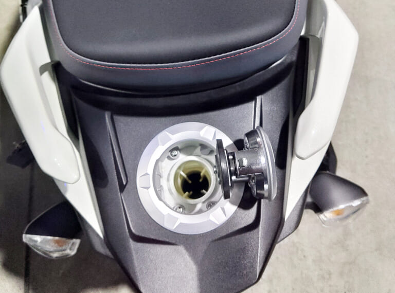 アヴェニス125 給油口|【新車バイク4台 モニターレポート】スズキ・アヴェニス125編:その1