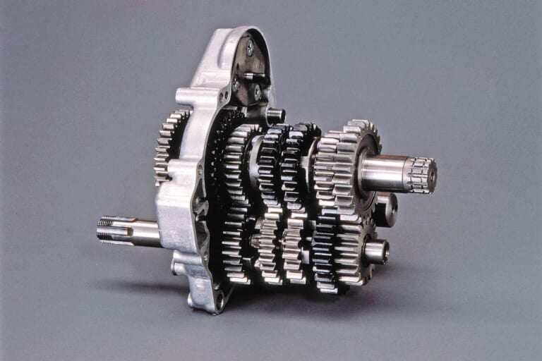 スズキ RGV250Γ|「異名は“ジャジャ馬”」1988スズキRGV250Γ:国内ラストの2ストレプリカ【ニッポン旧車列伝】