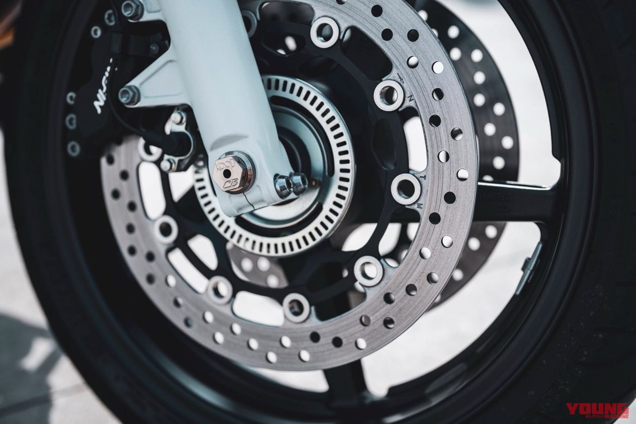 |白バイに正式採用!! クロモリ鋼の高精度アクスルシャフトが より正確な操縦を実現