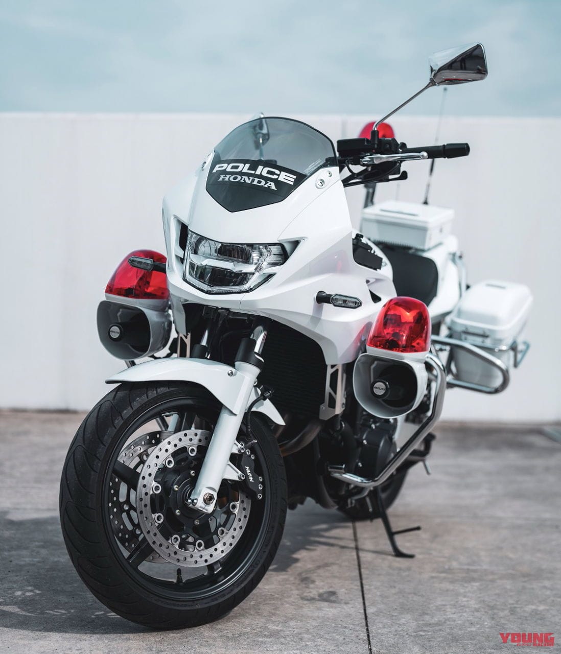 |白バイに正式採用!! クロモリ鋼の高精度アクスルシャフトが より正確な操縦を実現