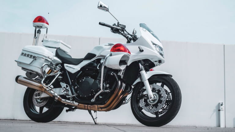 白バイに正式採用!! クロモリ鋼の高精度アクスルシャフトが より正確な操縦を実現