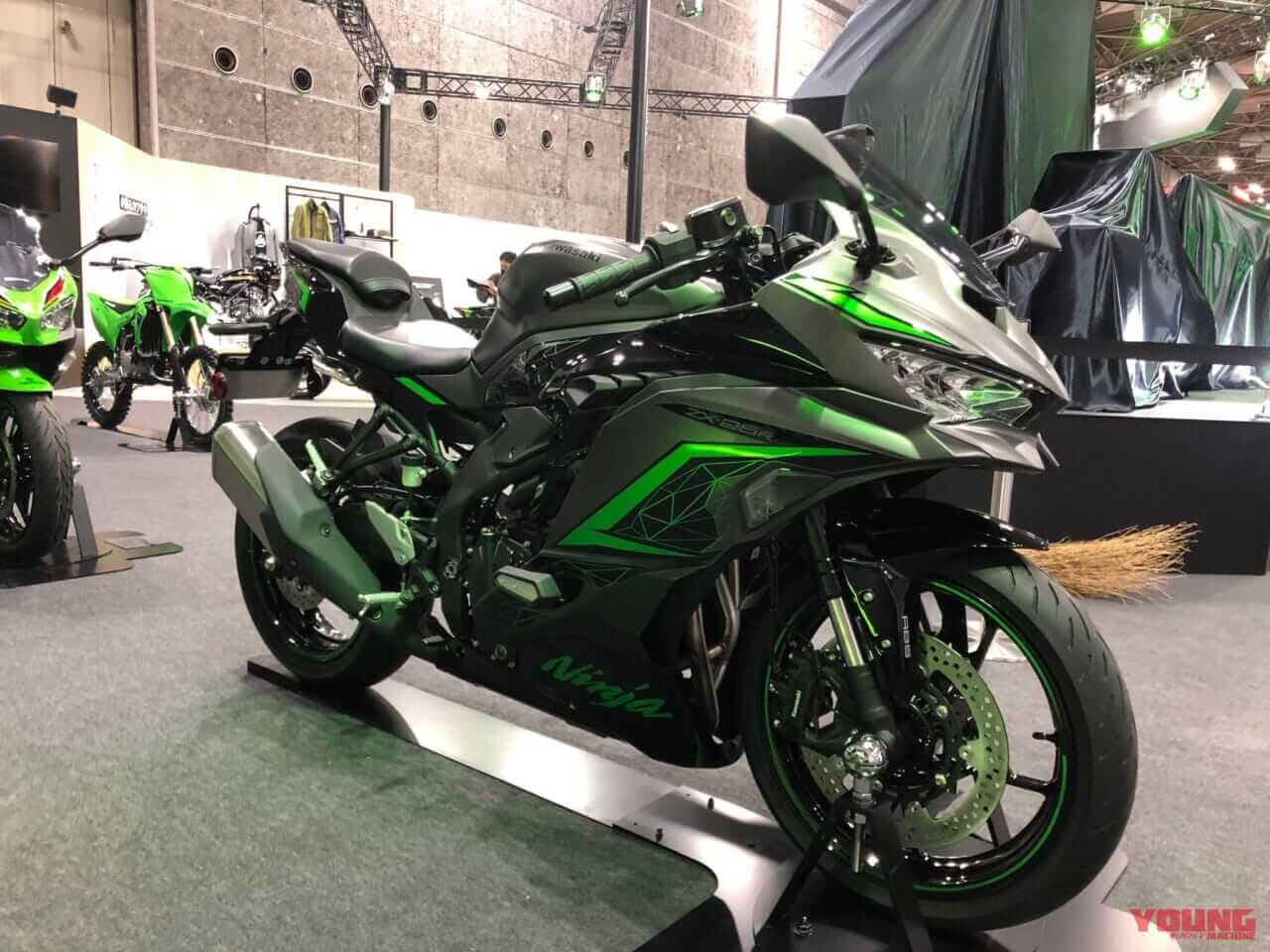 正式発表直後の「ニンジャZX-25R SE」が大阪モーターサイクルショーに出現! グリーンカップ仕様もあるでよ!