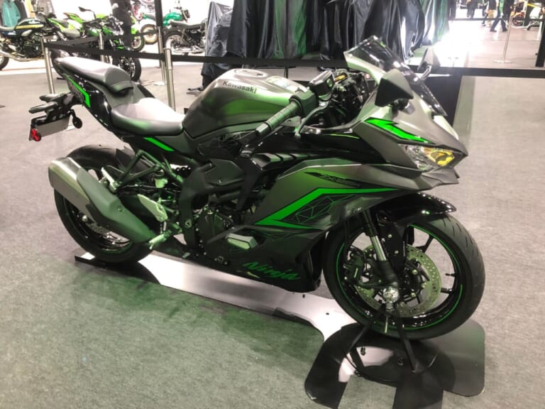 ニンジャZX-25R SE|カワサキ|2023年モデル|正式発表直後の「ニンジャZX-25R SE」が大阪モーターサイクルショーに出現! グリーンカップ仕様もあるでよ!