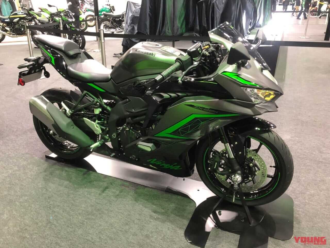 ニンジャZX-25R SE|カワサキ|2023年モデル|正式発表直後の「ニンジャZX-25R SE」が大阪モーターサイクルショーに出現! グリーンカップ仕様もあるでよ!