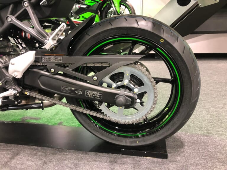 ニンジャZX-25R SE|カワサキ|2023年モデル|正式発表直後の「ニンジャZX-25R SE」が大阪モーターサイクルショーに出現! グリーンカップ仕様もあるでよ!