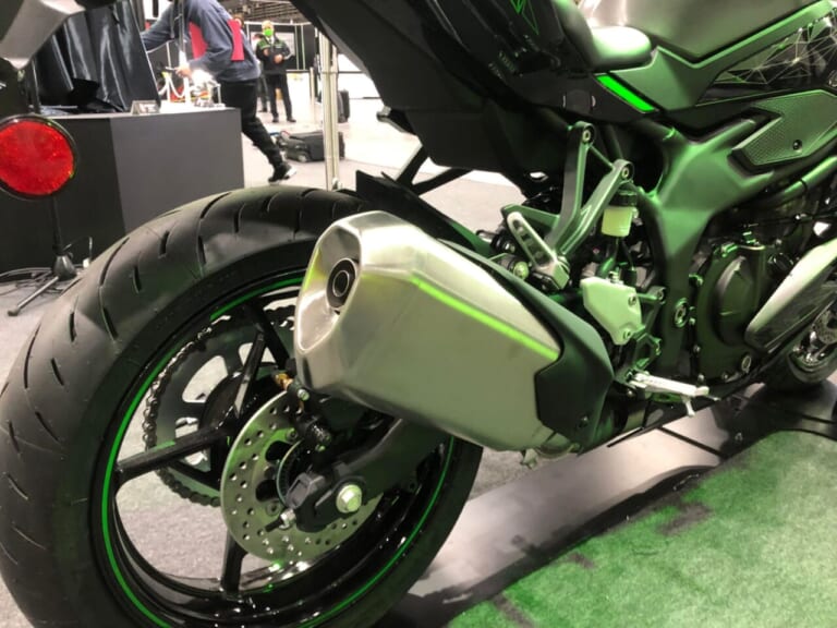 ニンジャZX-25R SE|カワサキ|2023年モデル|正式発表直後の「ニンジャZX-25R SE」が大阪モーターサイクルショーに出現! グリーンカップ仕様もあるでよ!