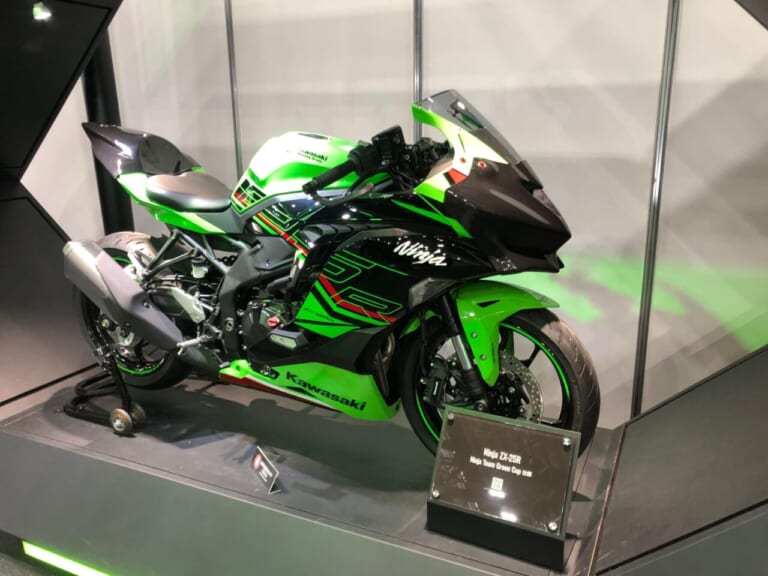 ニンジャZX-25R SE|カワサキ|2023年モデル|正式発表直後の「ニンジャZX-25R SE」が大阪モーターサイクルショーに出現! グリーンカップ仕様もあるでよ!