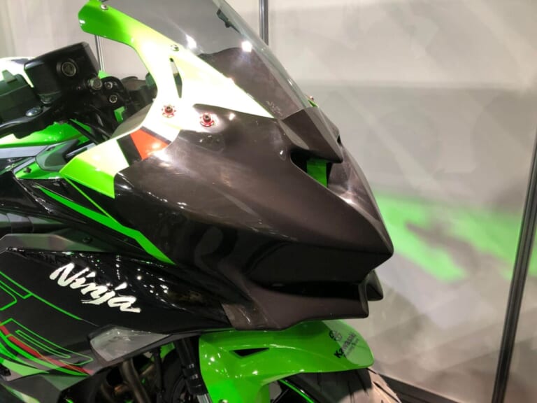 ニンジャZX-25R SE|カワサキ|2023年モデル|正式発表直後の「ニンジャZX-25R SE」が大阪モーターサイクルショーに出現! グリーンカップ仕様もあるでよ!