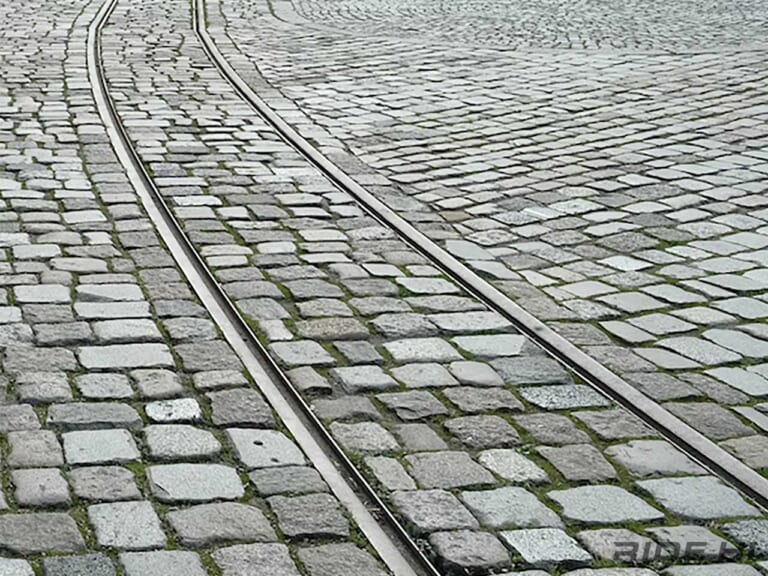 路面電車のレールを跨ぐときの注意!?