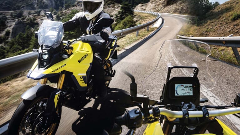 スズキが新型車「Vストローム800DE」を国内正式発表! 新開発の並列2気筒エンジンを搭載し、さらに走破性も強化