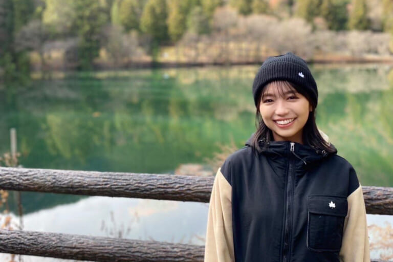 伊奈ヶ湖の周りを散歩しながら自分のフィルムカメラで写真を撮って、自然散策を楽しんだという大原優乃さん