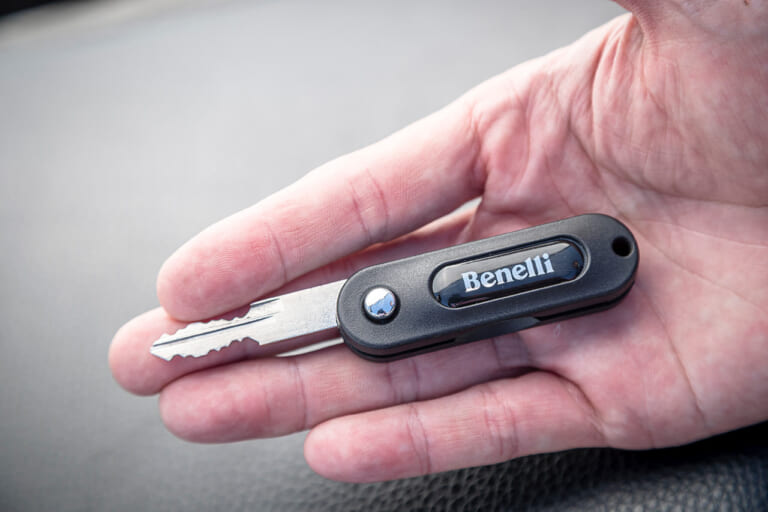 ベネリ インペリアーレ400|キー|ベネリ インペリアーレ400試乗インプレッション【究極のモダンシングル】