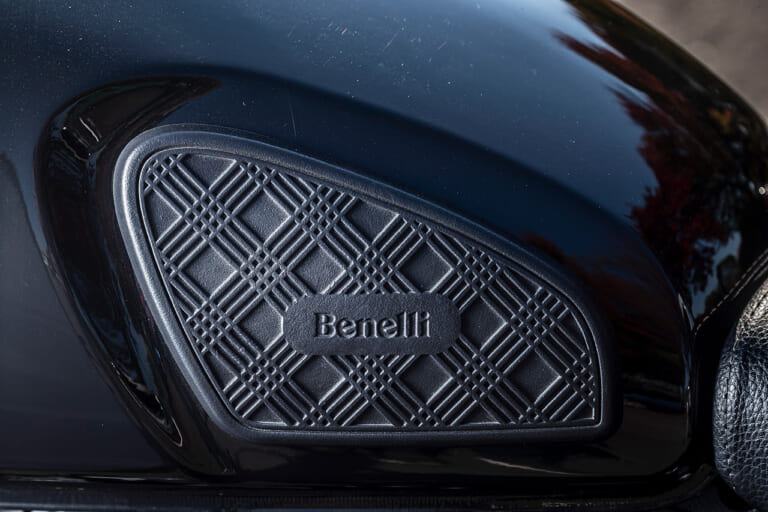 ベネリ インペリアーレ400|タンクサイド|ベネリ インペリアーレ400試乗インプレッション【究極のモダンシングル】