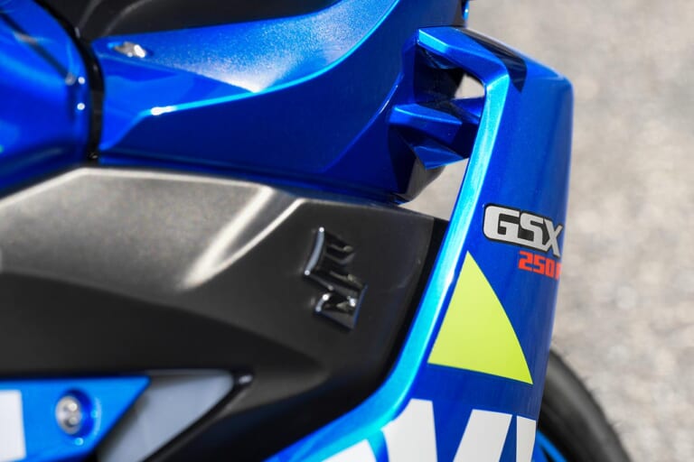 スズキGSX250R ABS|サイドカウル|スズキGSX250R ABS試乗インプレッション【際立つ安定性と懐の広さが魅力】