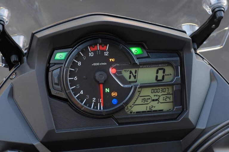 ズキVストローム650ABS|メーター|スズキVストローム650ABS試乗インプレッション【輝き続ける稀有な存在】