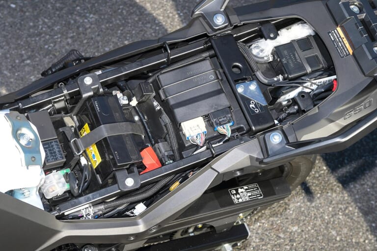 ズキVストローム650ABS|シート下|スズキVストローム650ABS試乗インプレッション【輝き続ける稀有な存在】