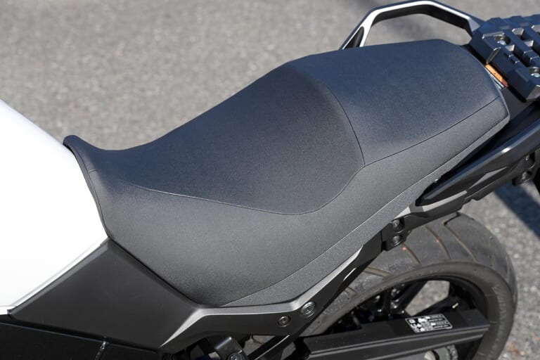 ズキVストローム650ABS|シート|スズキVストローム650ABS試乗インプレッション【輝き続ける稀有な存在】
