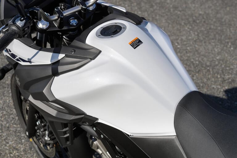 ズキVストローム650ABS|燃料タンク|スズキVストローム650ABS試乗インプレッション【輝き続ける稀有な存在】