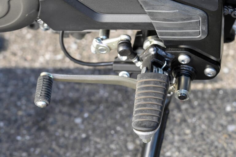 スズキVストローム650ABS|ステップ|スズキVストローム650ABS試乗インプレッション【輝き続ける稀有な存在】