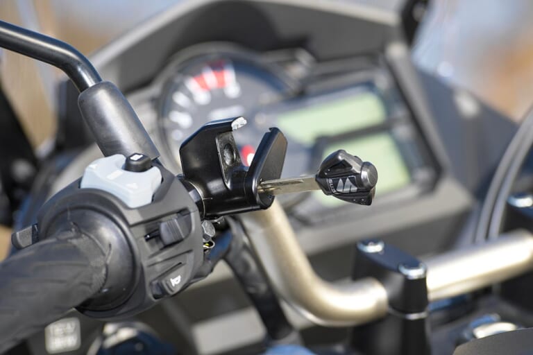 スズキVストローム650ABS|ハンドルまわり|スズキVストローム650ABS試乗インプレッション【輝き続ける稀有な存在】