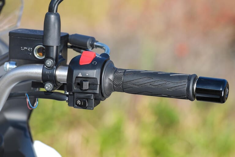 スズキVストローム650ABS|ヘルメットロック|スズキVストローム650ABS試乗インプレッション【輝き続ける稀有な存在】