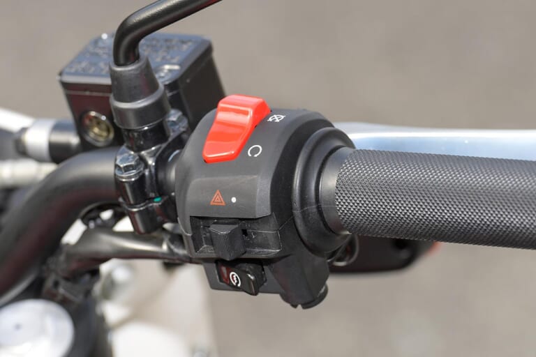 ロイヤルエンフィールド スクラム411|グリップまわり|ロイヤルエンフィールド スクラム411試乗インプレッション【フロント19インチ化で万能度アップ!】