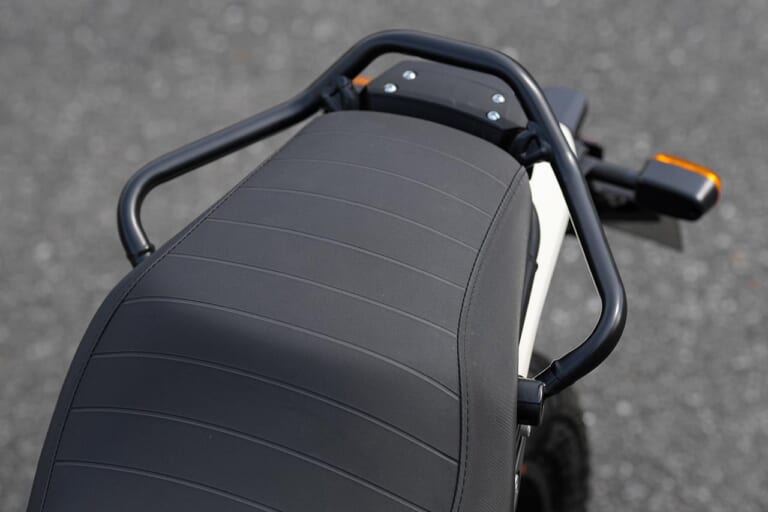 ロイヤルエンフィールド スクラム411|シート|ロイヤルエンフィールド スクラム411試乗インプレッション【フロント19インチ化で万能度アップ!】