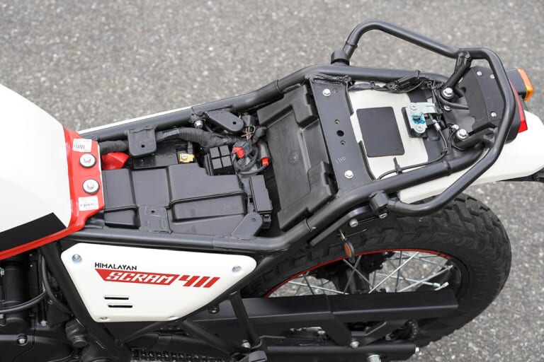 ロイヤルエンフィールド スクラム411|シート下|ロイヤルエンフィールド スクラム411試乗インプレッション【フロント19インチ化で万能度アップ!】