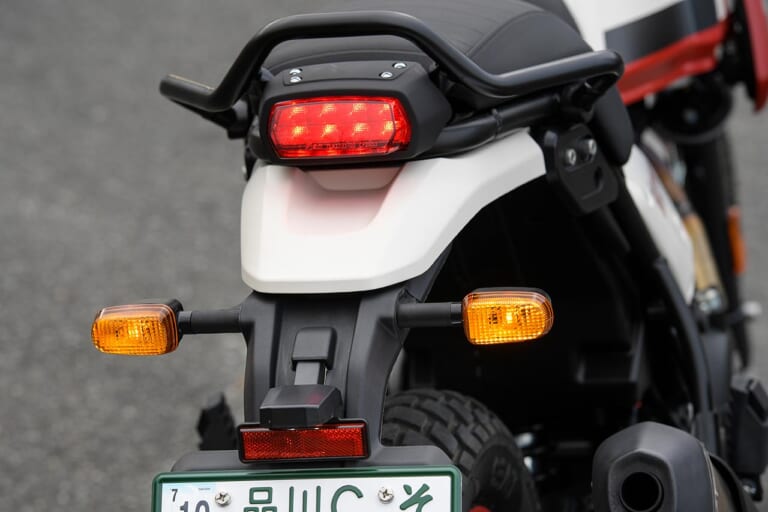 ロイヤルエンフィールド スクラム411|テールライト|ロイヤルエンフィールド スクラム411試乗インプレッション【フロント19インチ化で万能度アップ!】