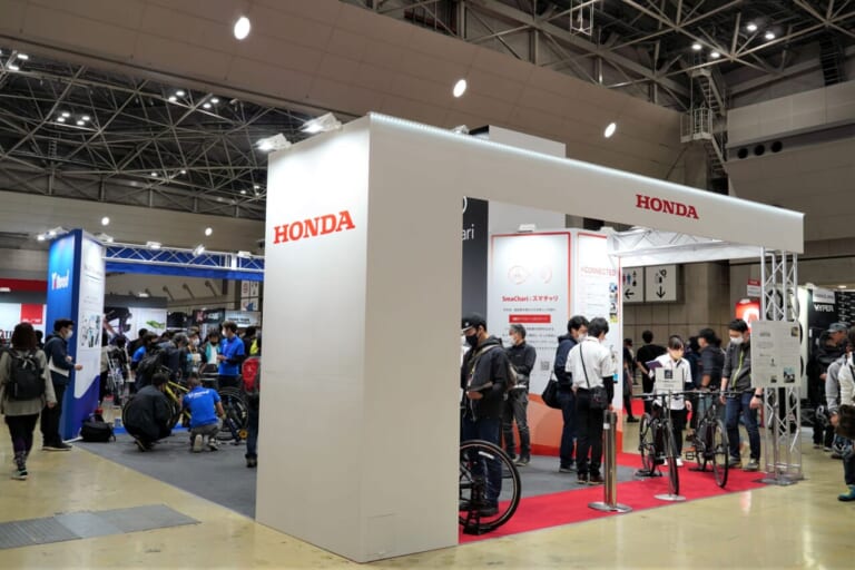 ホンダ×ワイズロードのブース|後付けアシスト&コネクテッド化の「スマチャリ」跨りインプレ速報! グラベルバイクや小径車の搭載例もあったぞ!