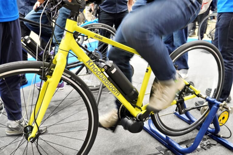 ローラー台|後付けアシスト&コネクテッド化の「スマチャリ」跨りインプレ速報! グラベルバイクや小径車の搭載例もあったぞ!