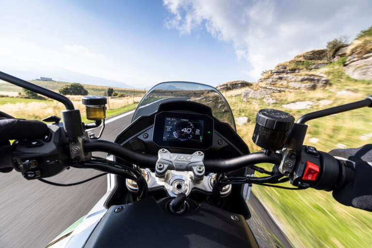 モトグッツィ|V100マンデッロ|2023年モデル|水冷DOHCのモトグッツィ?! 新型ツアラー「V100マンデッロ」の発売価格は200万円〜