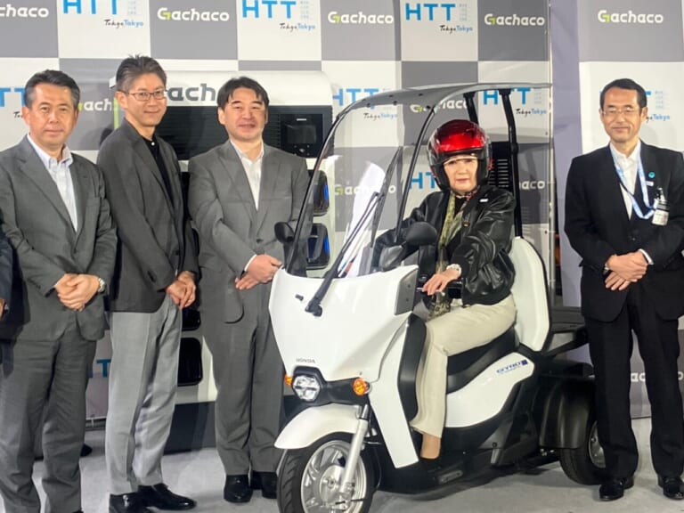 バッテリー交換ステーション|ガソリン駆動バイク消滅!? 小池都知事にEVバイクの未来について聞いてみた【持続可能なバイクライフへの取り組み】