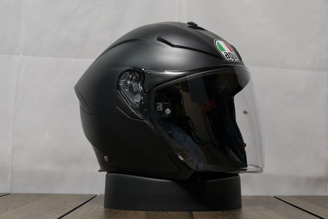 見たことがない機能と付属品が魅力のスポーツジェットヘルメット AGV K ...