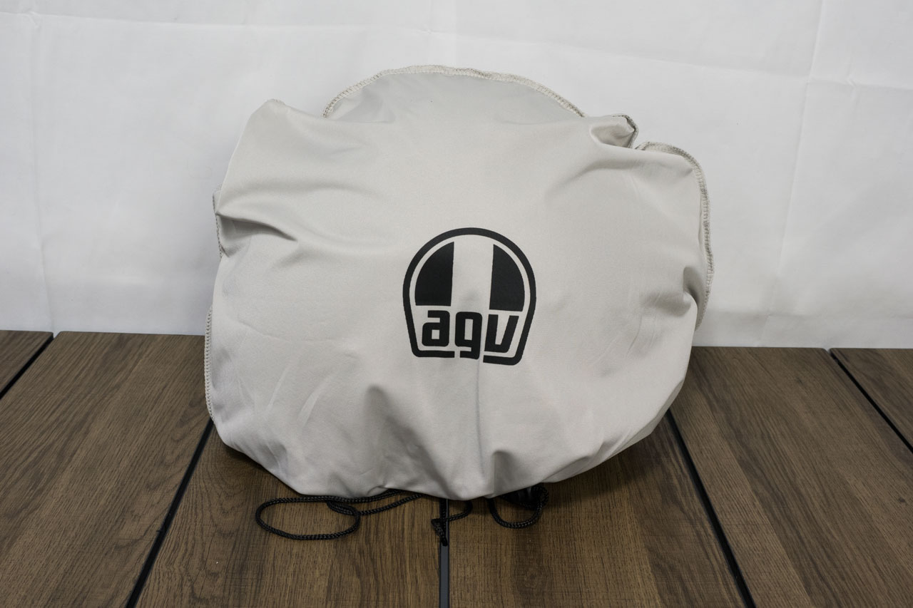 見たことがない機能と付属品が魅力のスポーツジェットヘルメット AGV K 