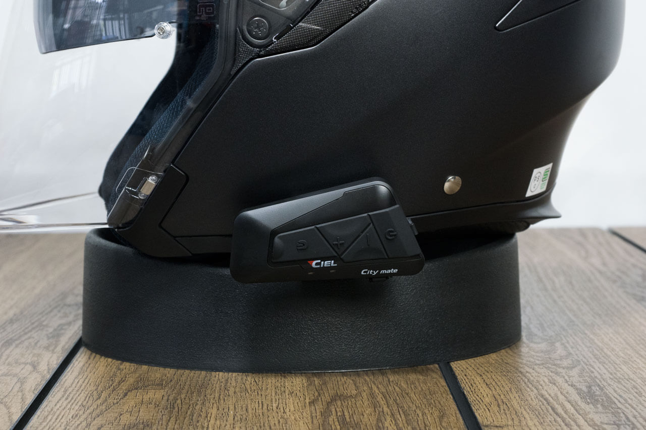 見たことがない機能と付属品が魅力のスポーツジェットヘルメット AGV K 