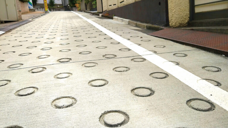 よく目にする、道路のリング状のくぼみ… コレっていったい何？