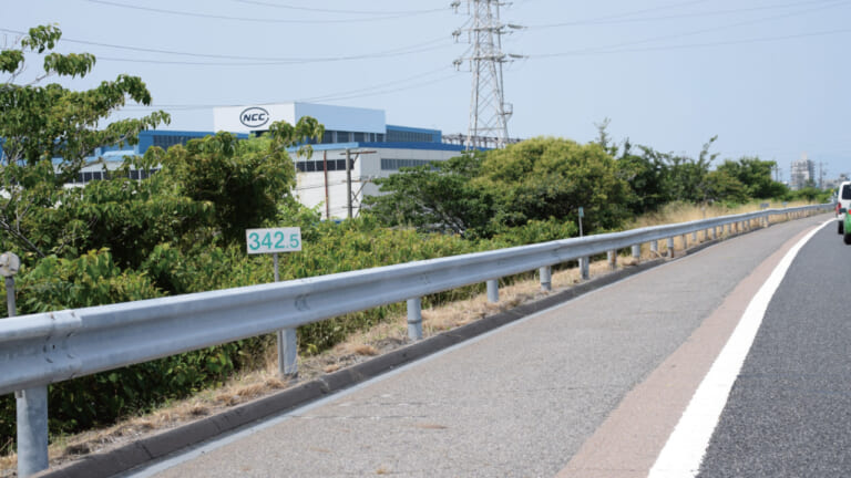 街中やツーリングで目にする…バイクの路側帯走行は違反に当たらないのか?
