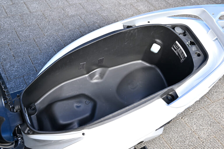 ホンダ リード125|収納はスクーターの命! 国産125ccスクーター5台のシート下を比較してみた〈アヴェニス125/アドレス125/ジョグ125/アクシスZ/リード125〉