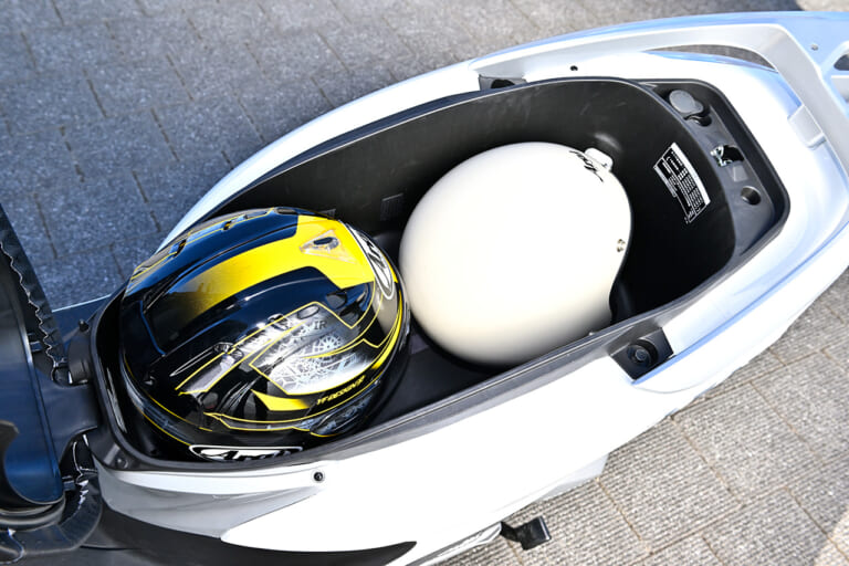 ホンダ リード125|収納はスクーターの命! 国産125ccスクーター5台のシート下を比較してみた〈アヴェニス125/アドレス125/ジョグ125/アクシスZ/リード125〉