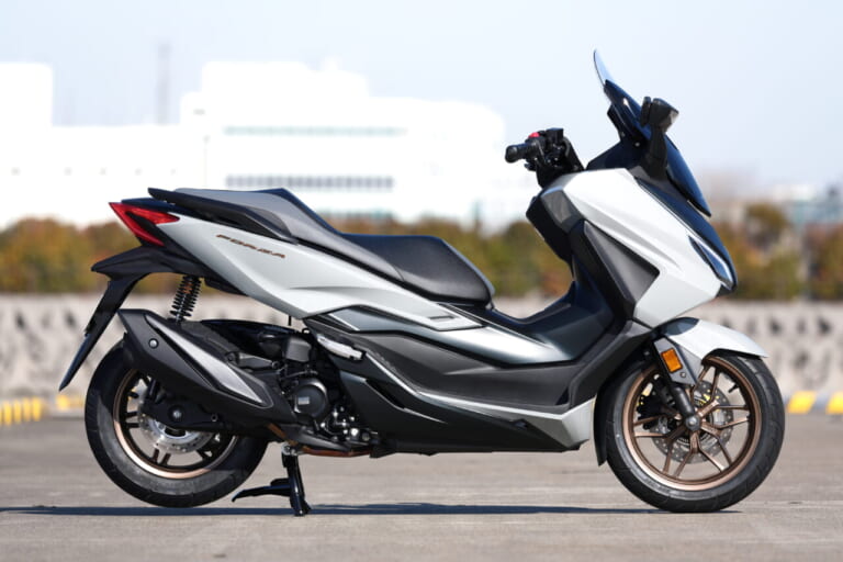 ホンダ フォルツァ|どっちを選ぶ? ホンダ新型ADV160&フォルツァ 車体比較【160の小回りと250の上質感】