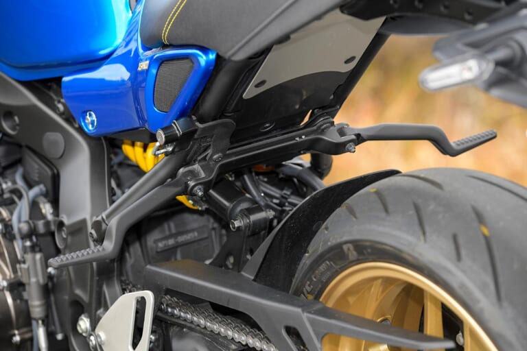 ヤマハXSR900|タンデムステップ|ヤマハXSR900試乗インプレッション【馬力向上&電脳化、操る楽しさを凝縮】