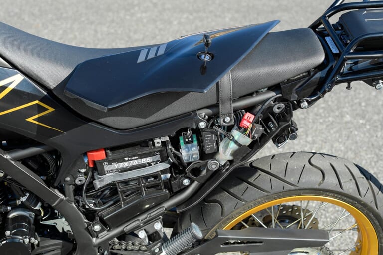 カワサキKLX230SM|サイド|カワサキKLX230SM試乗インプレッション【俊敏&旋回力抜群、正統派モタードだ】