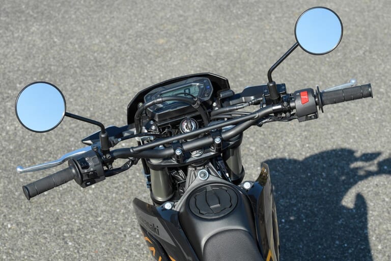 カワサキKLX230SM|コックピット|カワサキKLX230SM試乗インプレッション【俊敏&旋回力抜群、正統派モタードだ】