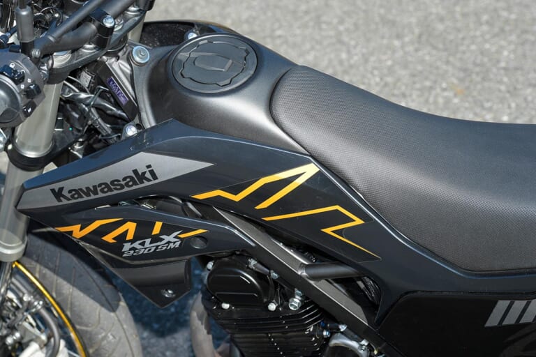 カワサキKLX230SM|燃料タンク|カワサキKLX230SM試乗インプレッション【俊敏&旋回力抜群、正統派モタードだ】